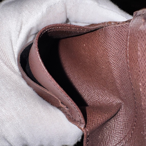 Louis Vuitton
Vintage 2005 Damier Elise Wallet - Picture 13 of 15